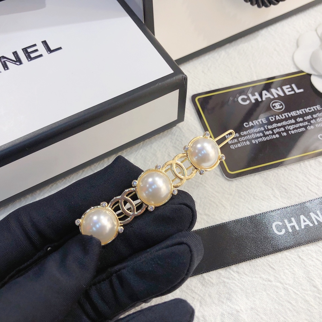 F017   Chanel hair clip 106324