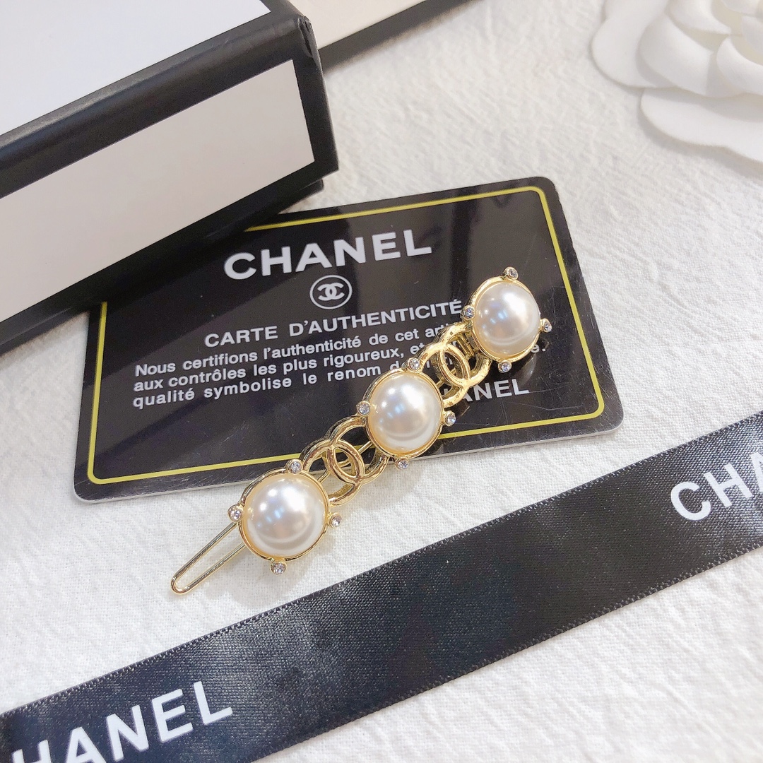 F017   Chanel hair clip 106324