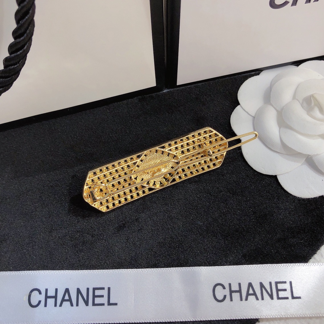 F028  Chanel hairclip 106476