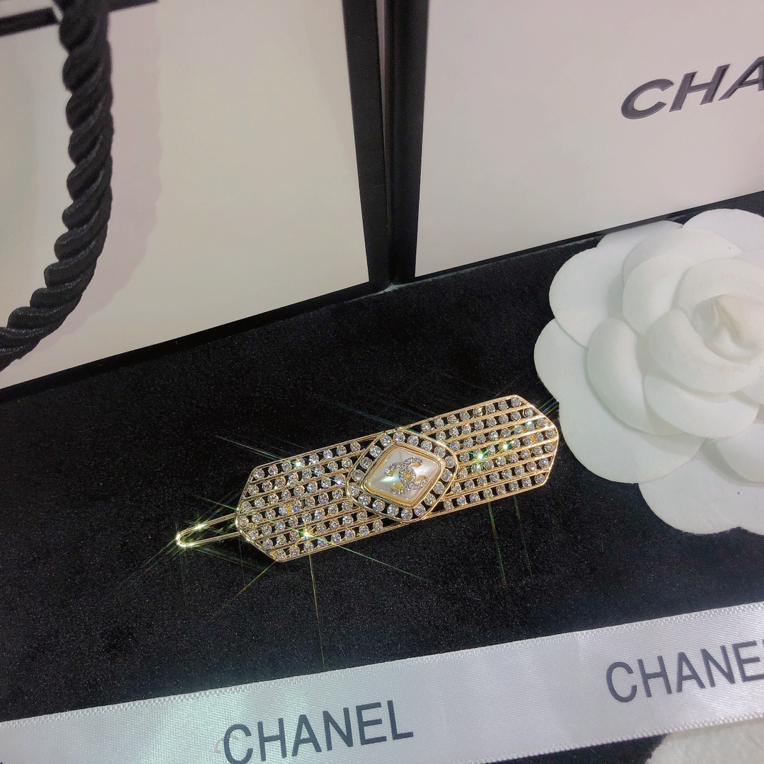 F028  Chanel hairclip 106476