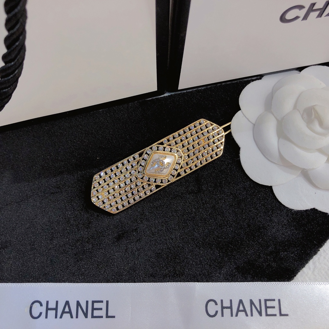 F028  Chanel hairclip 106476