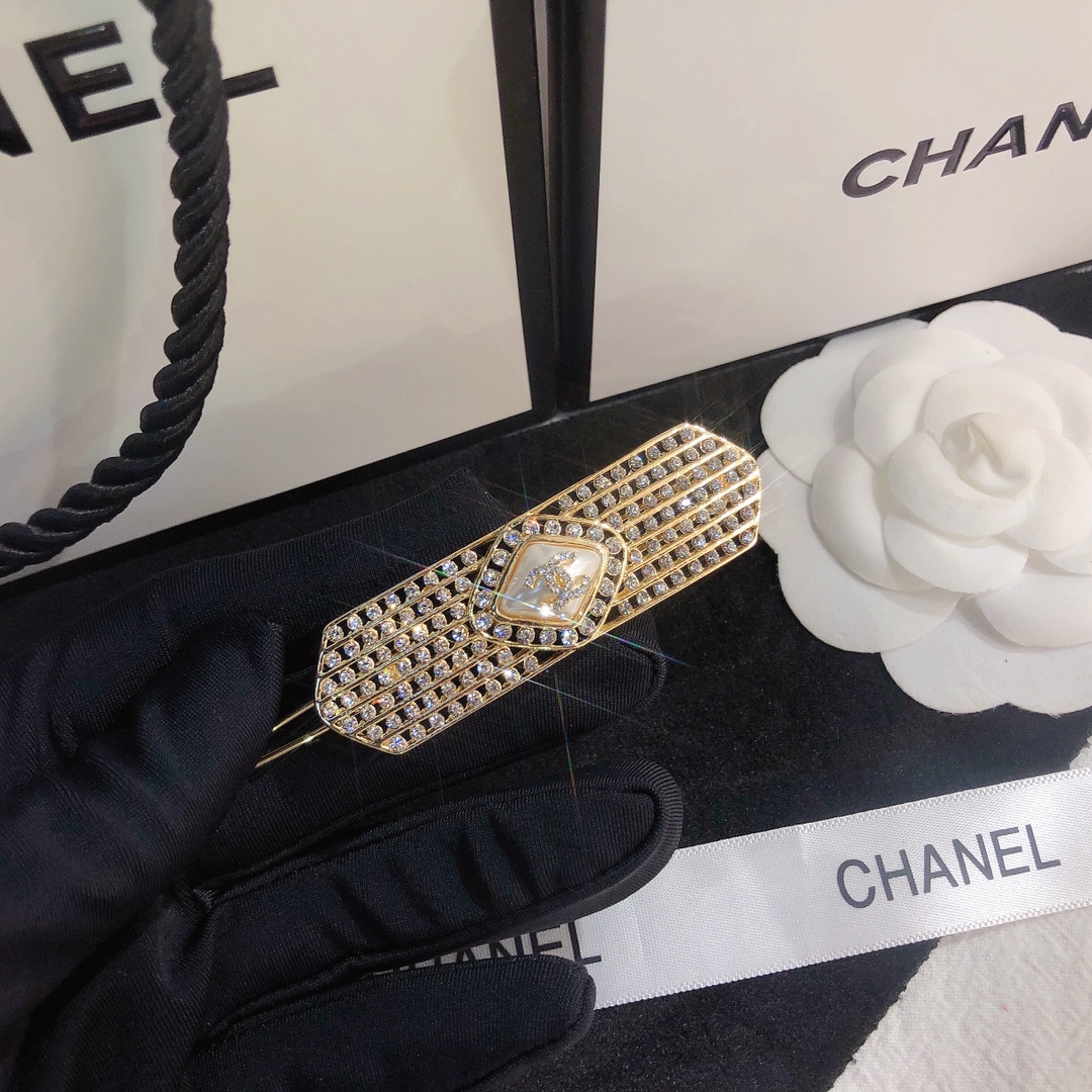 F028  Chanel hairclip 106476