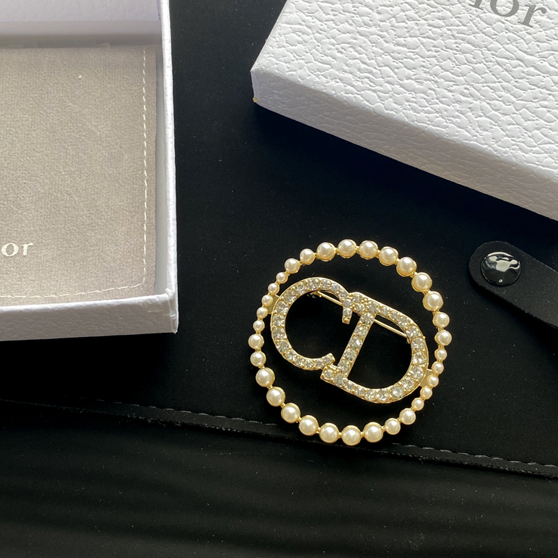 C168 Dior brooch 104603