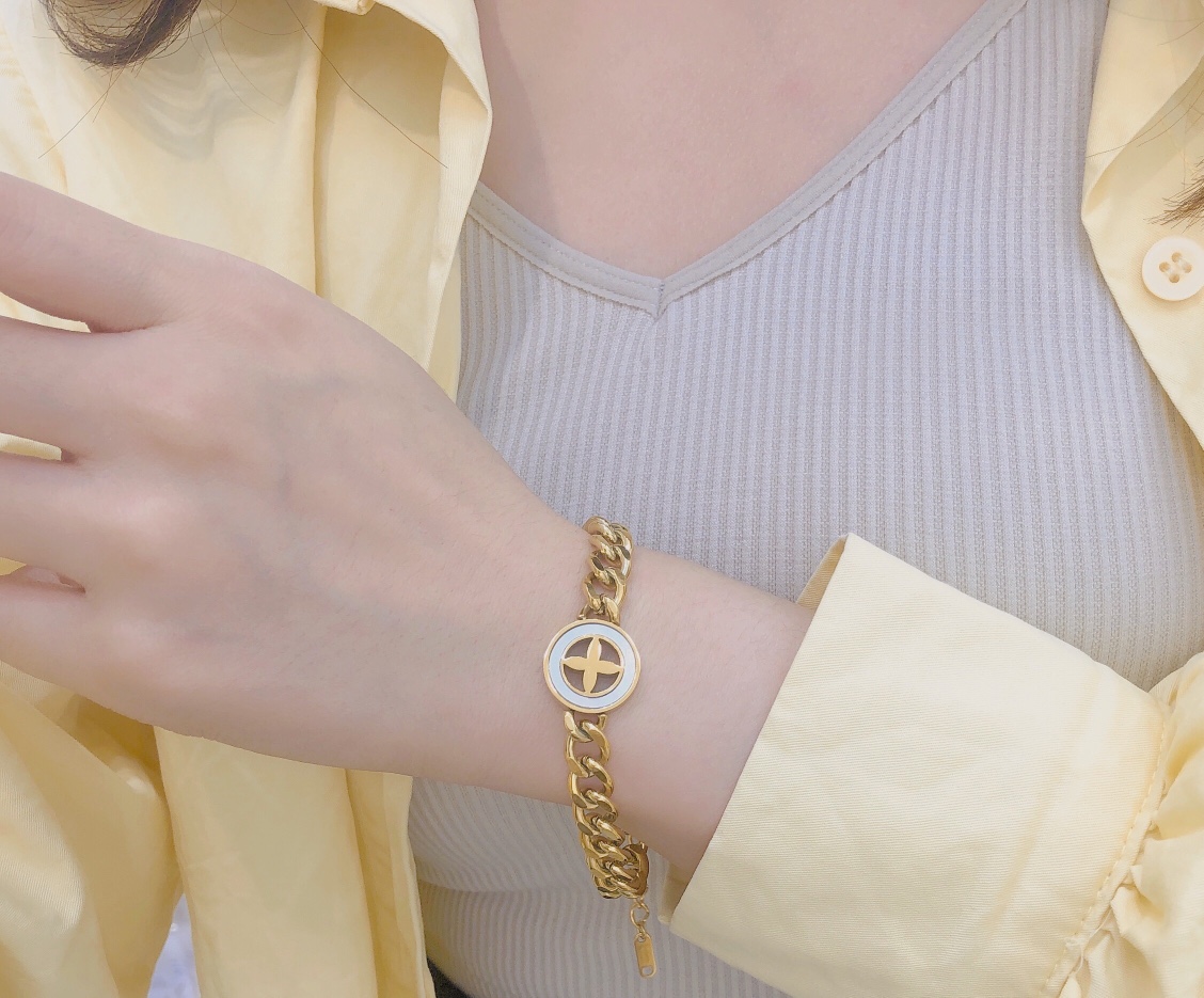 LV bracelet 105026