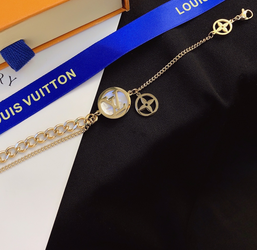 L046  Lv bracelet 105899