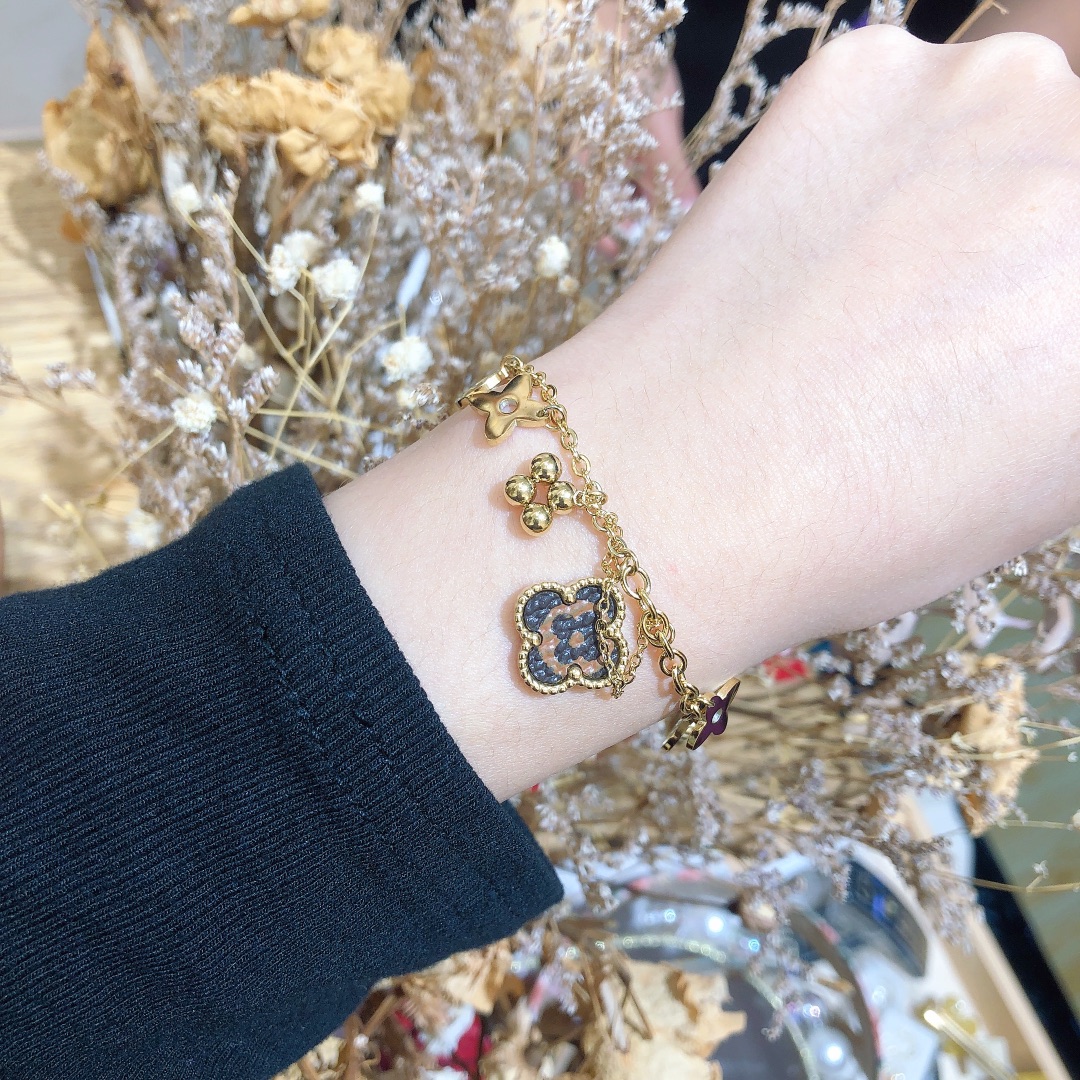 L049   Lv bracelet 105903