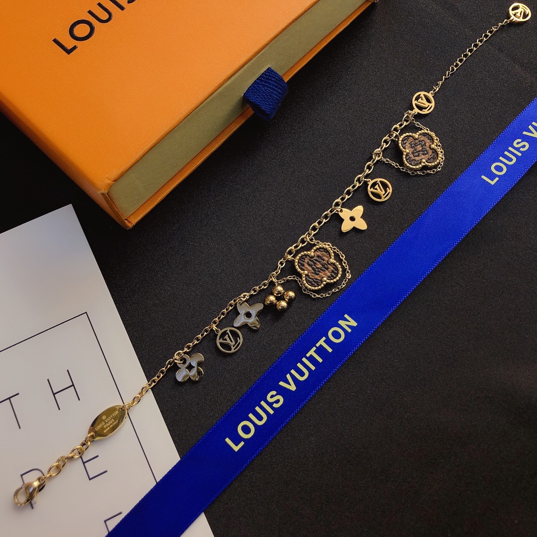 L049   Lv bracelet 105903