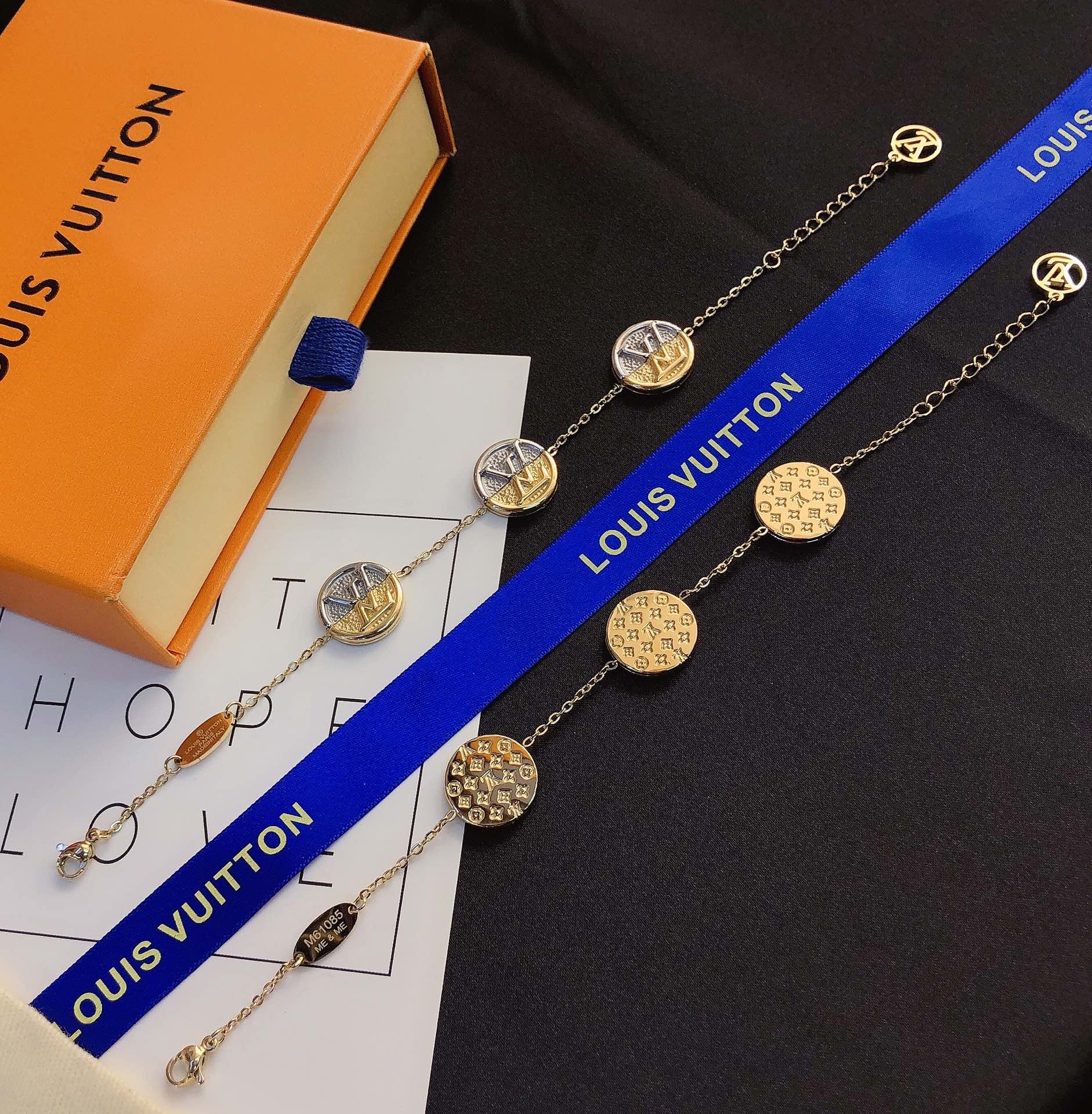 L050   Lv bracelet 105904