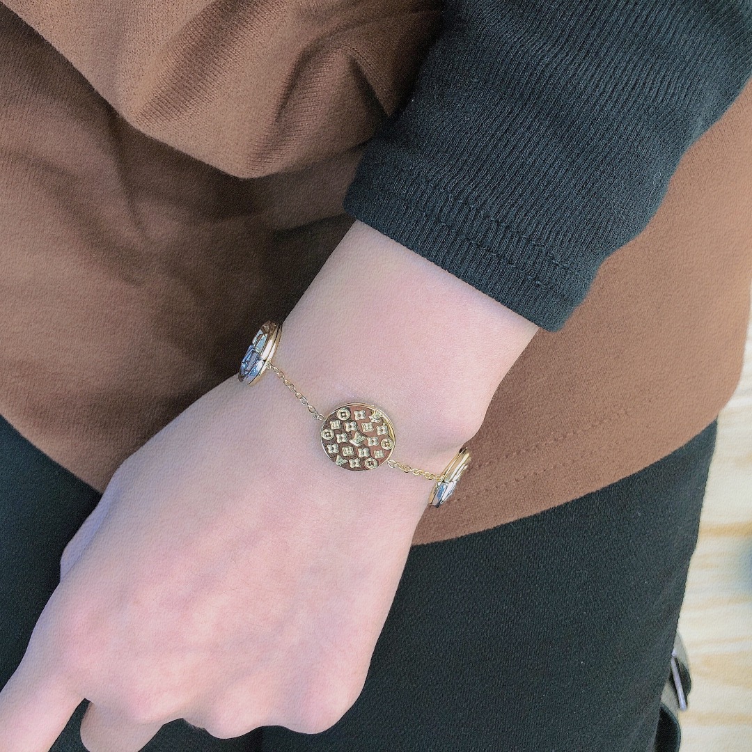 L050   Lv bracelet 105904