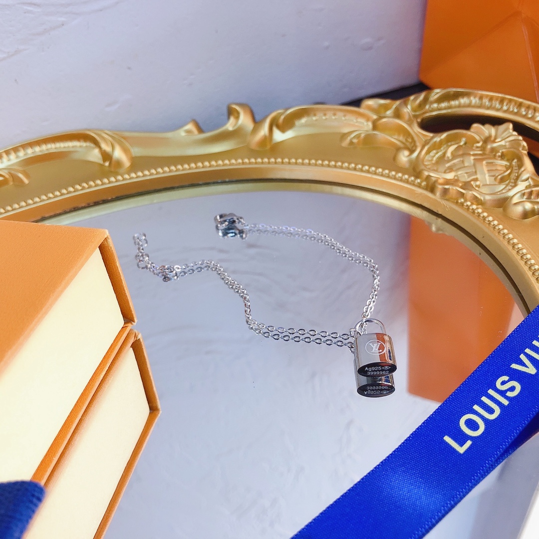 L047  LV bracelet 105908