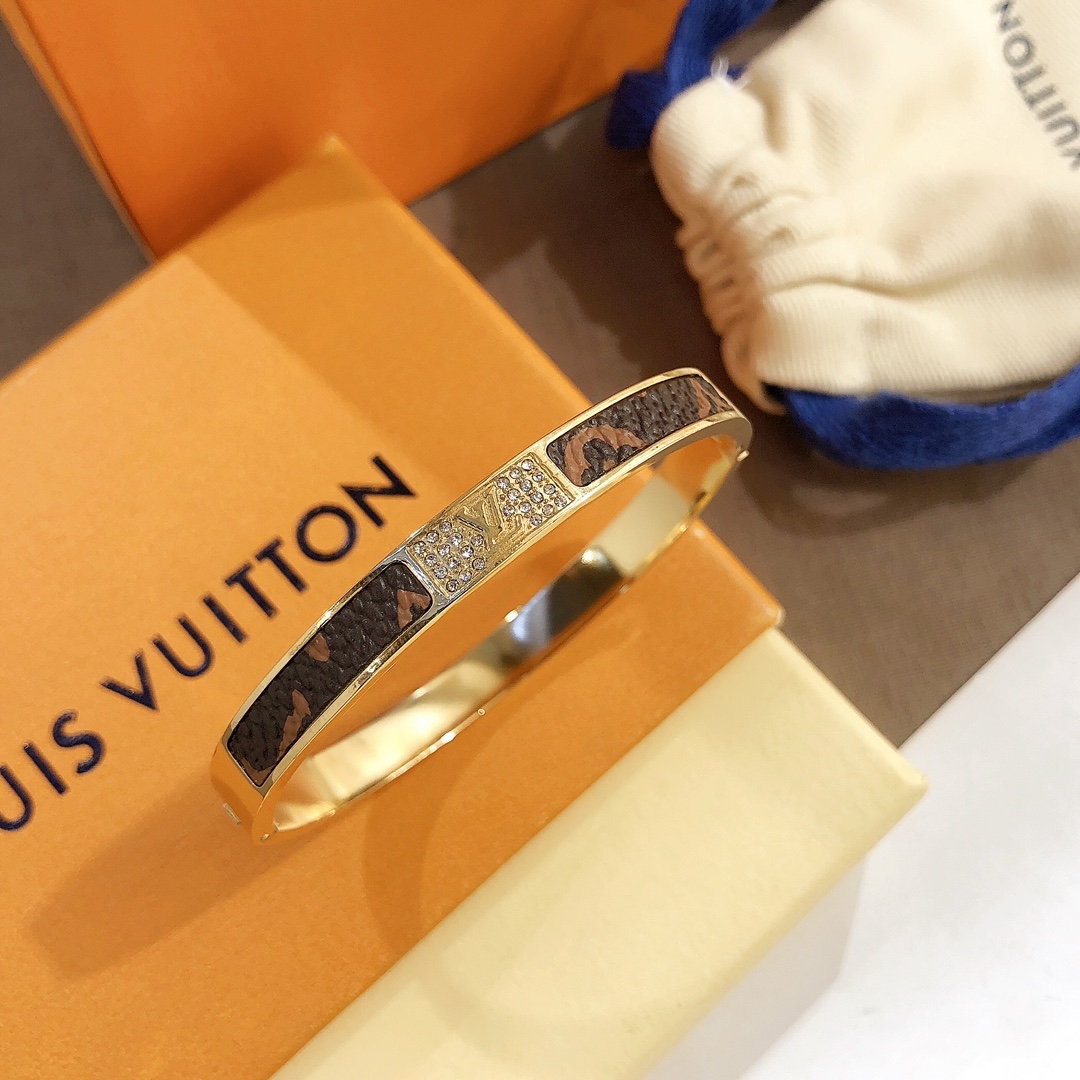 S207   LV Bracelet 106054