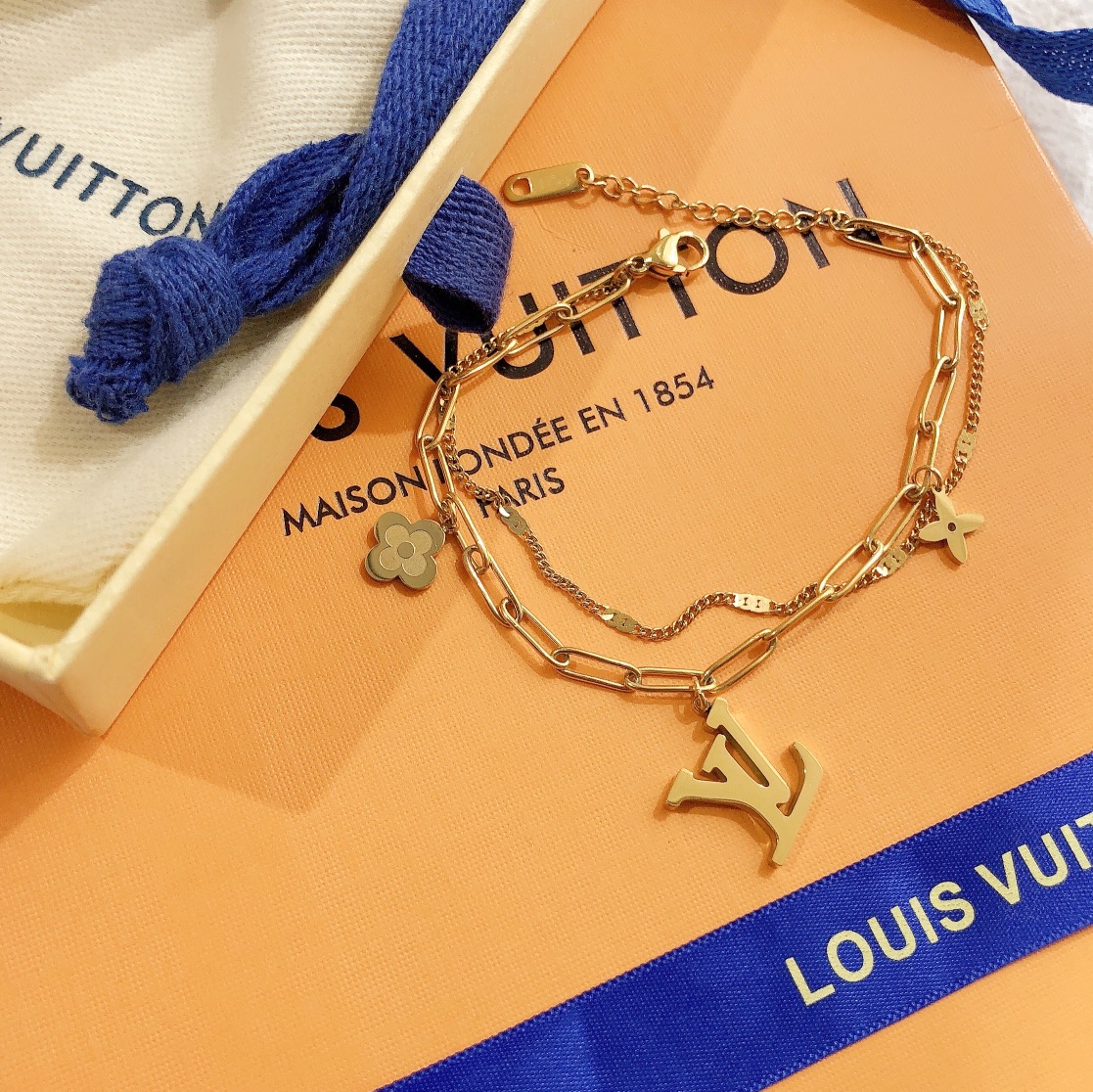 L083  LV Bracelet 106095