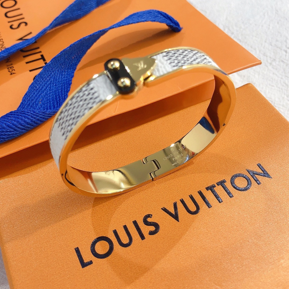 S209  LV bracelet 106117