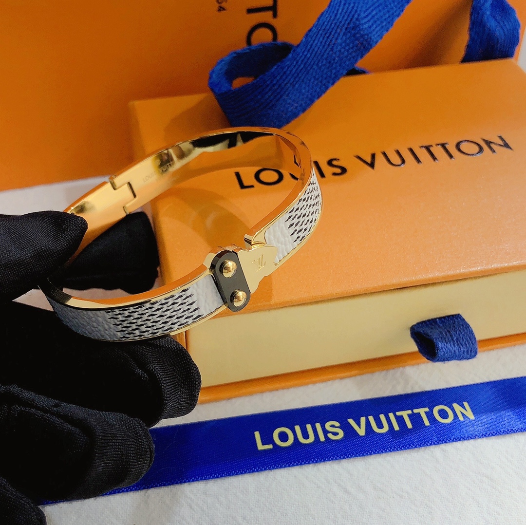 S209  LV bracelet 106117