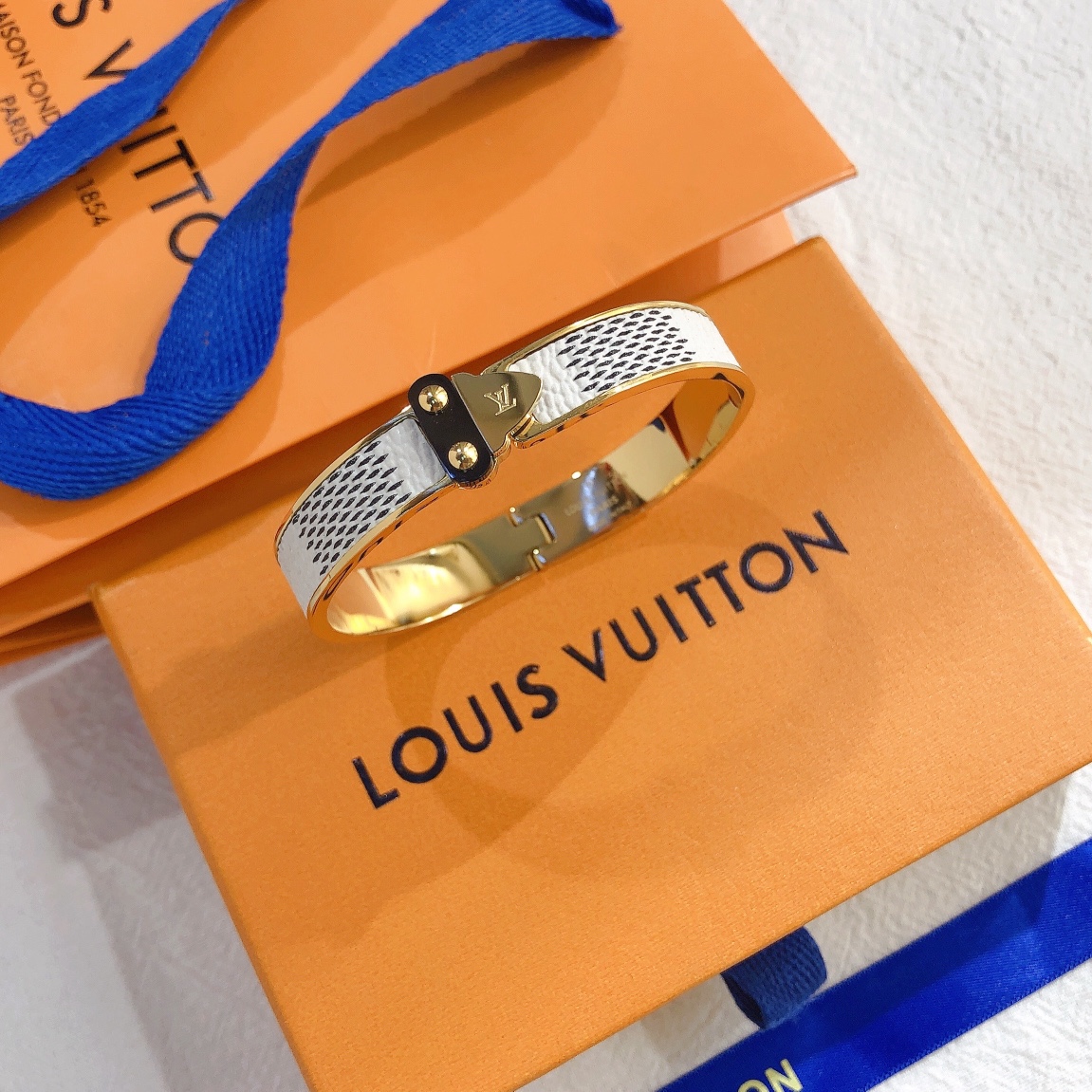 S209  LV bracelet 106117