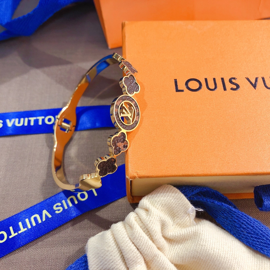 S189   LV Bracelet 106211