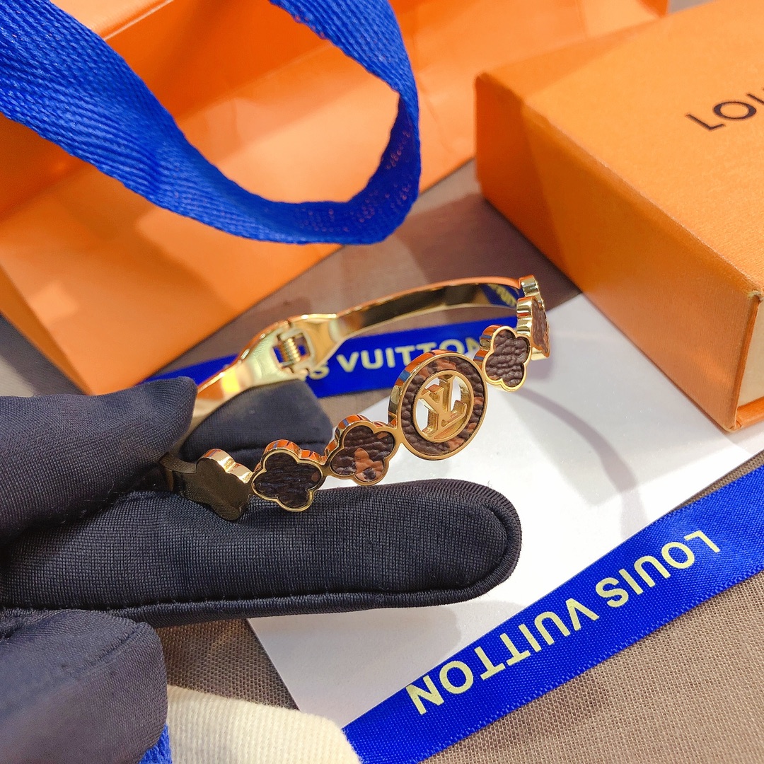 S189   LV Bracelet 106211