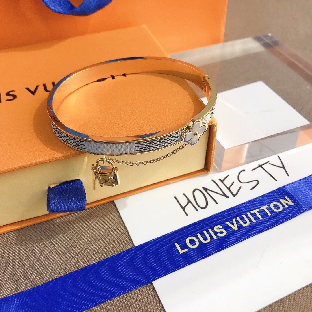 S187   LV Bracelet 106213
