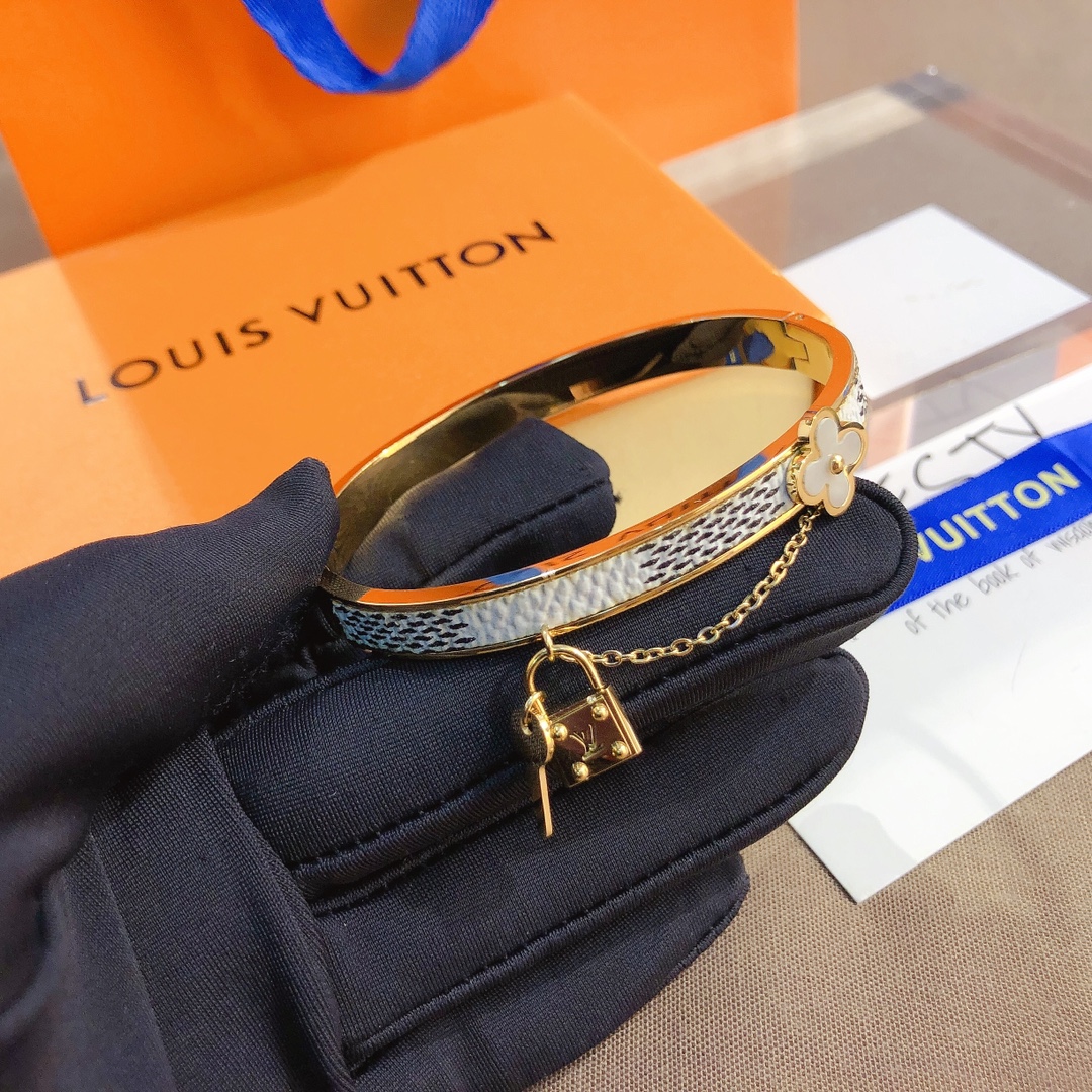 S187   LV Bracelet 106213
