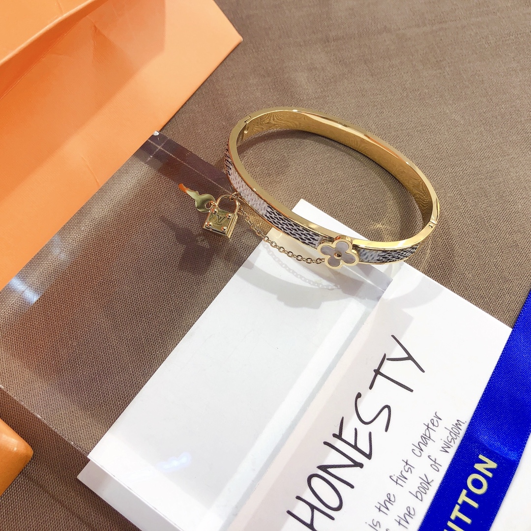 S187   LV Bracelet 106213