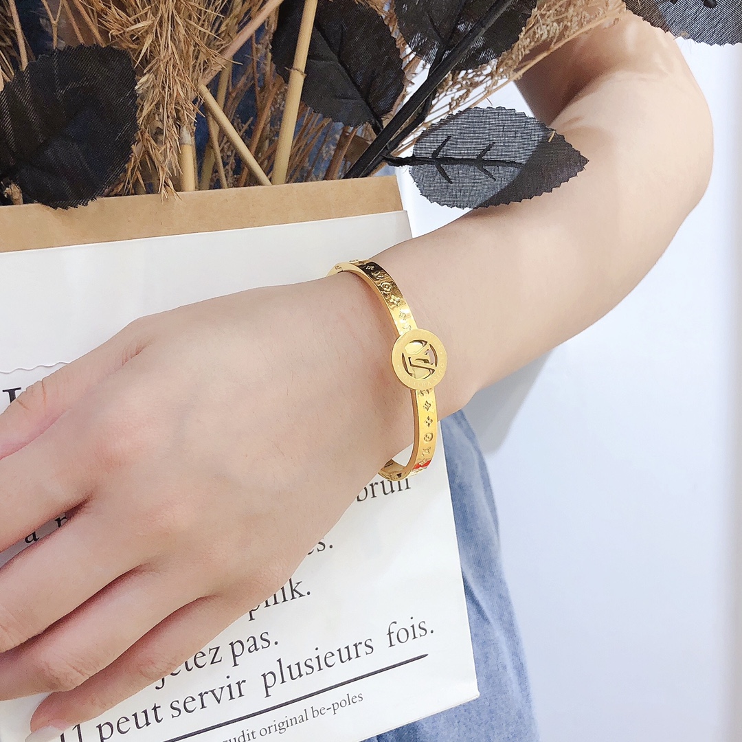 S185  LV Bracelet 106214