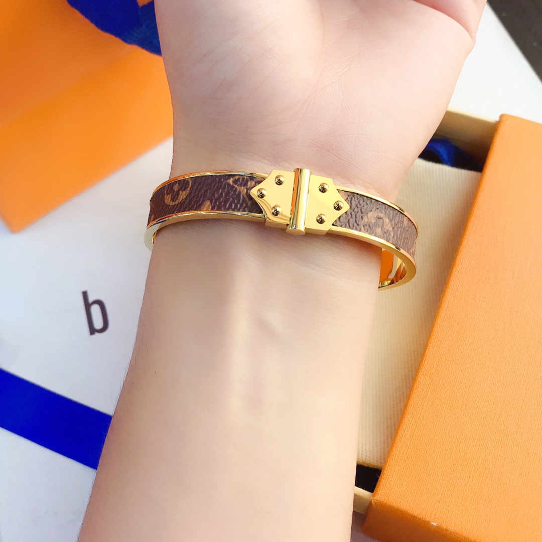 S007  LV bracelet 106216