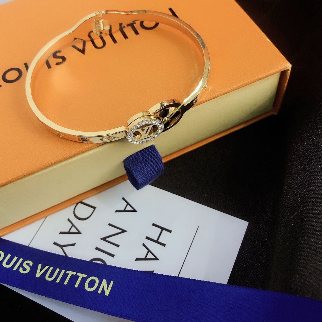 S131   LV bracelet 106217