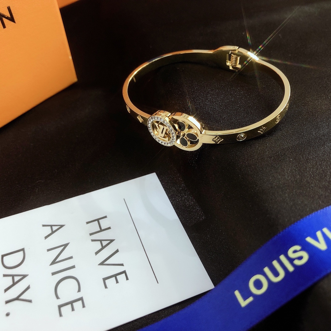 S131   LV bracelet 106217
