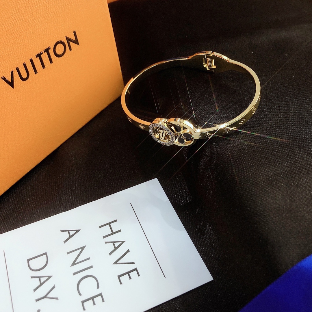 S131   LV bracelet 106217