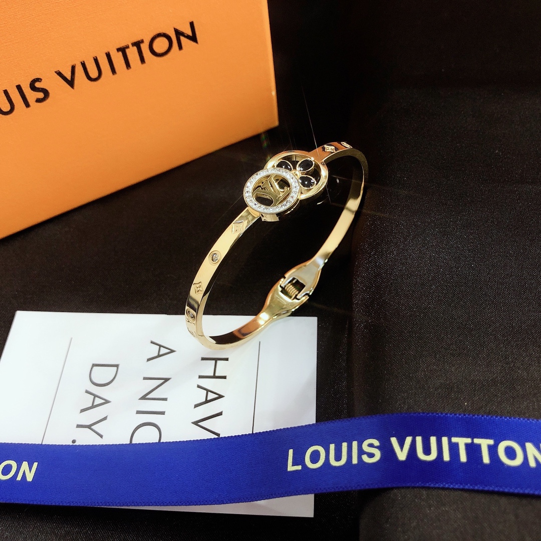 S131   LV bracelet 106217