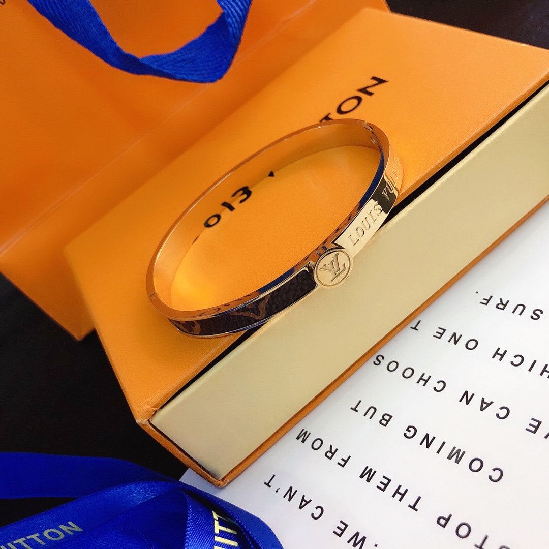 S114    LV bracelet 106220