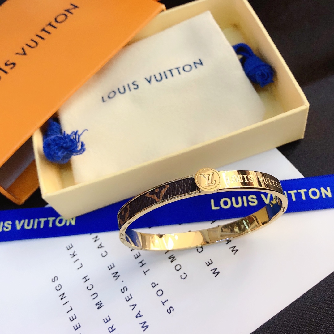 S114    LV bracelet 106220