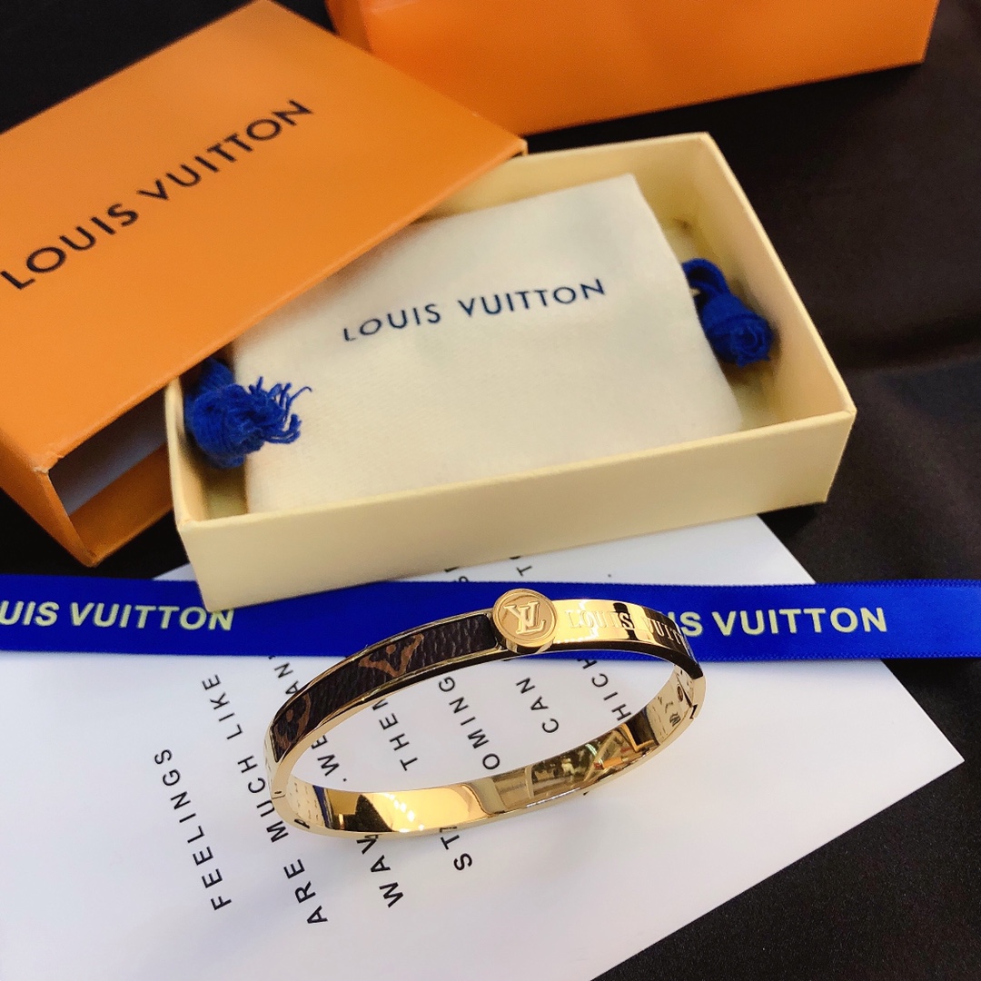S114    LV bracelet 106220
