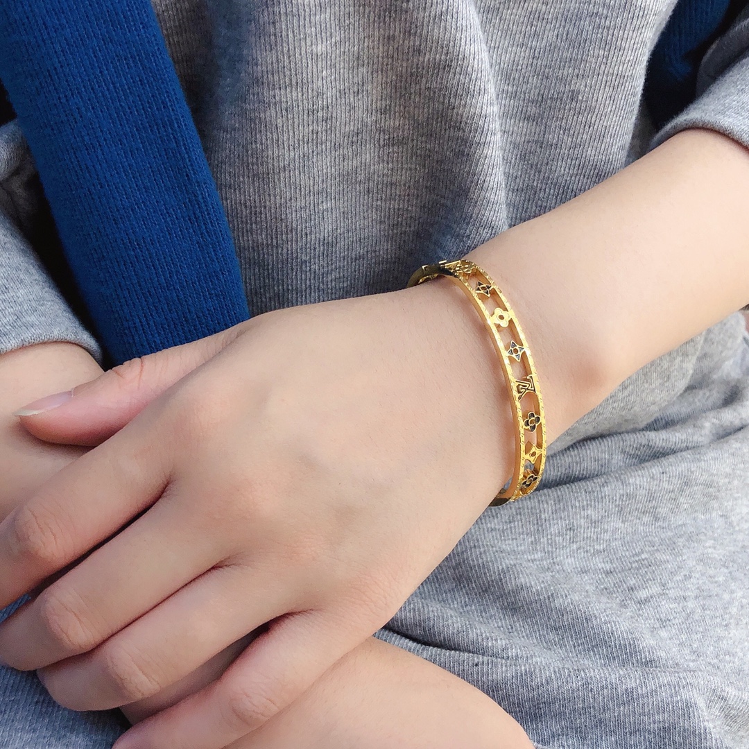 S163   LV Bracelet 106224