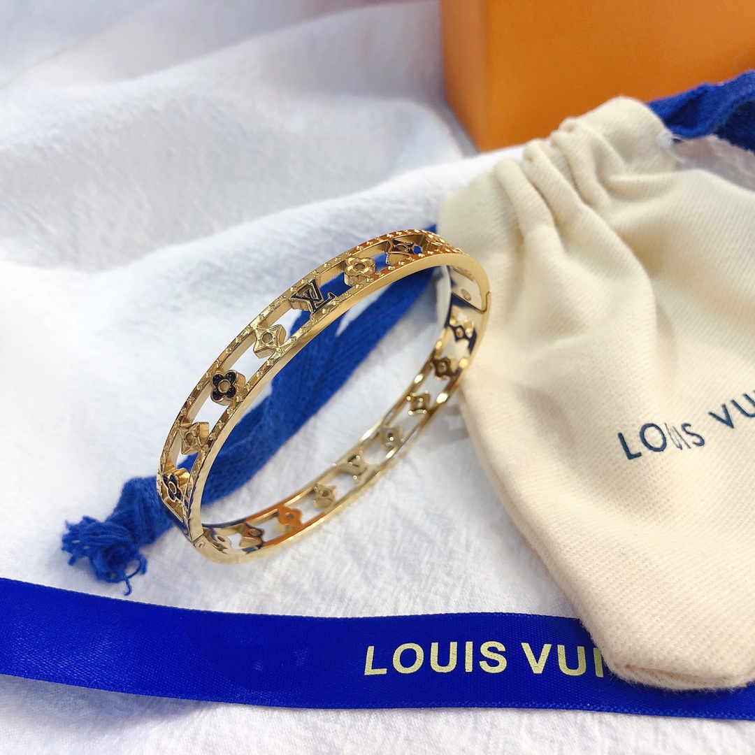S163   LV Bracelet 106224