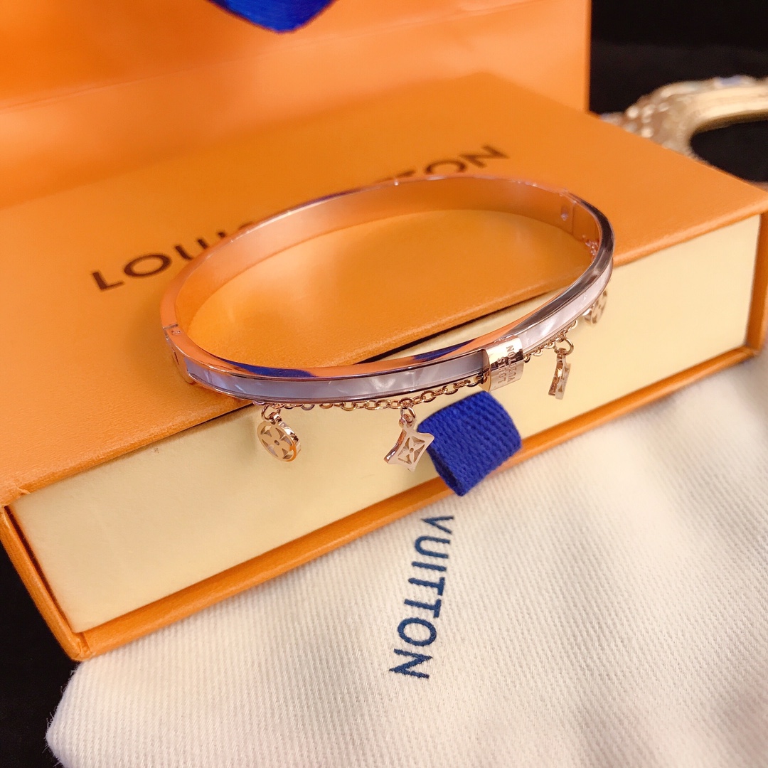 S005  LV bracelet 106227
