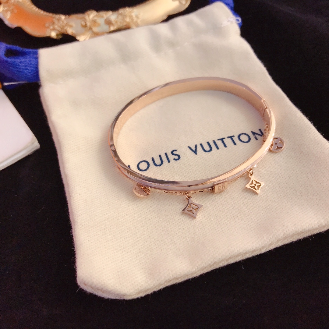 S005  LV bracelet 106227