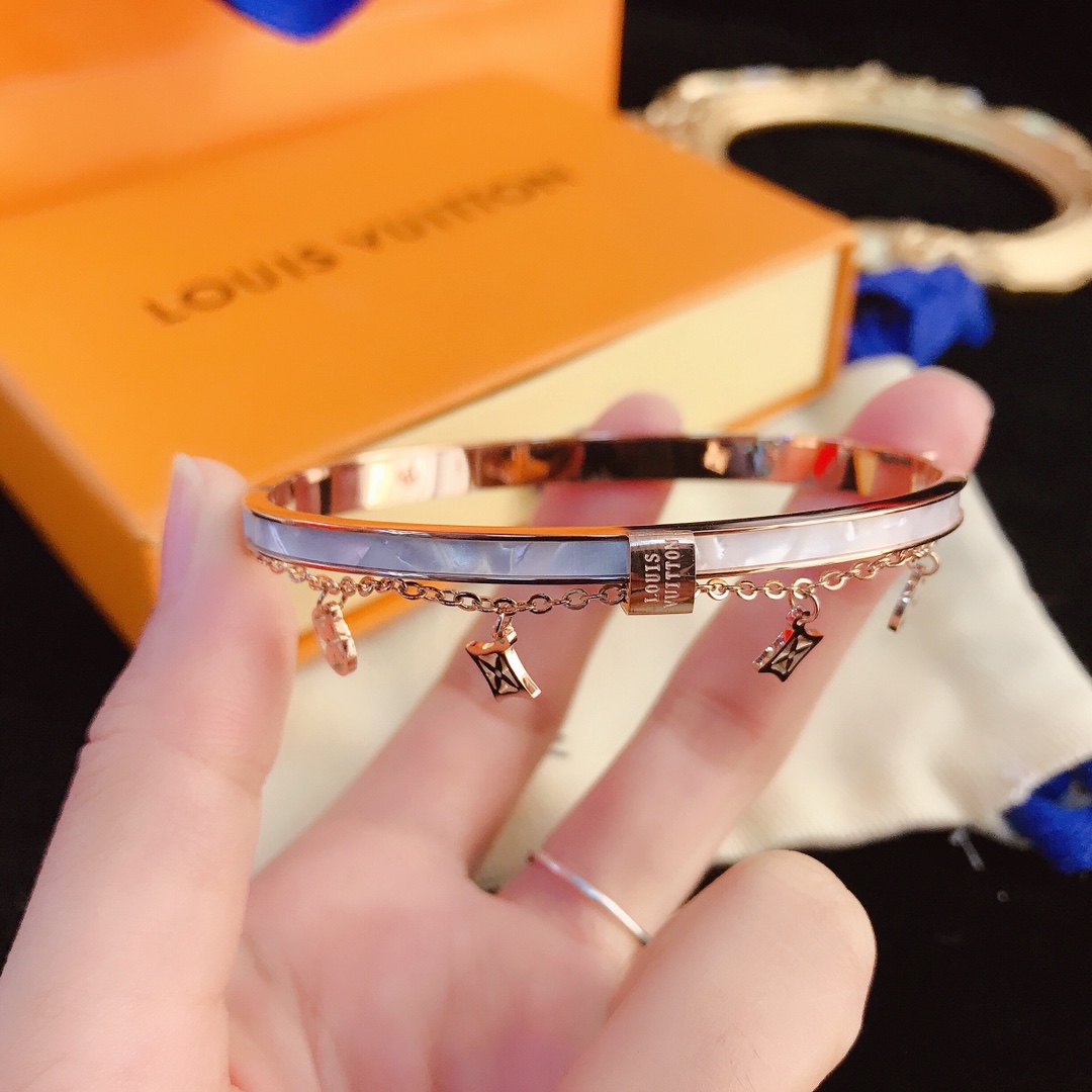 S005  LV bracelet 106227