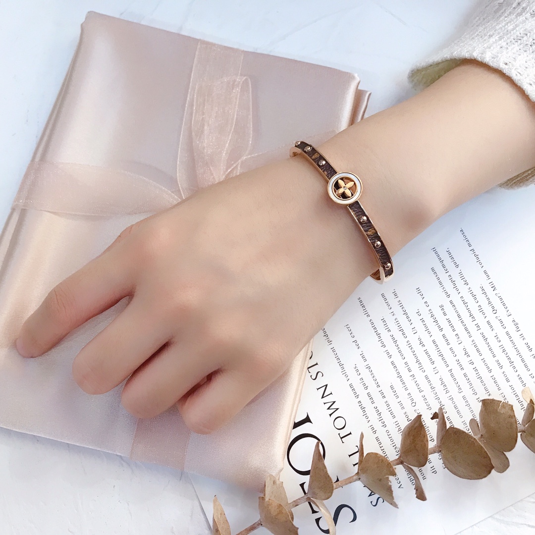 S001  LV bracelet 104931