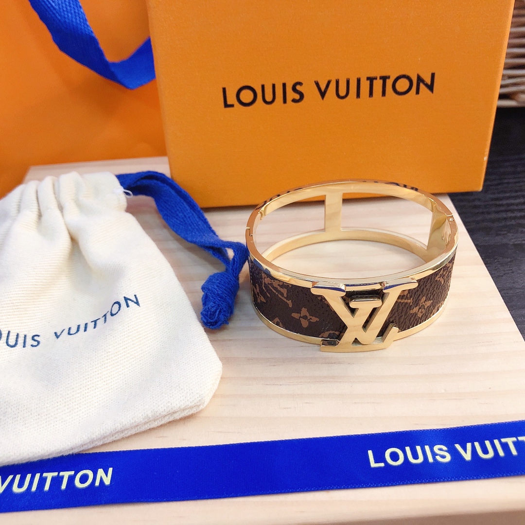 S147    LV Bracelet 106233