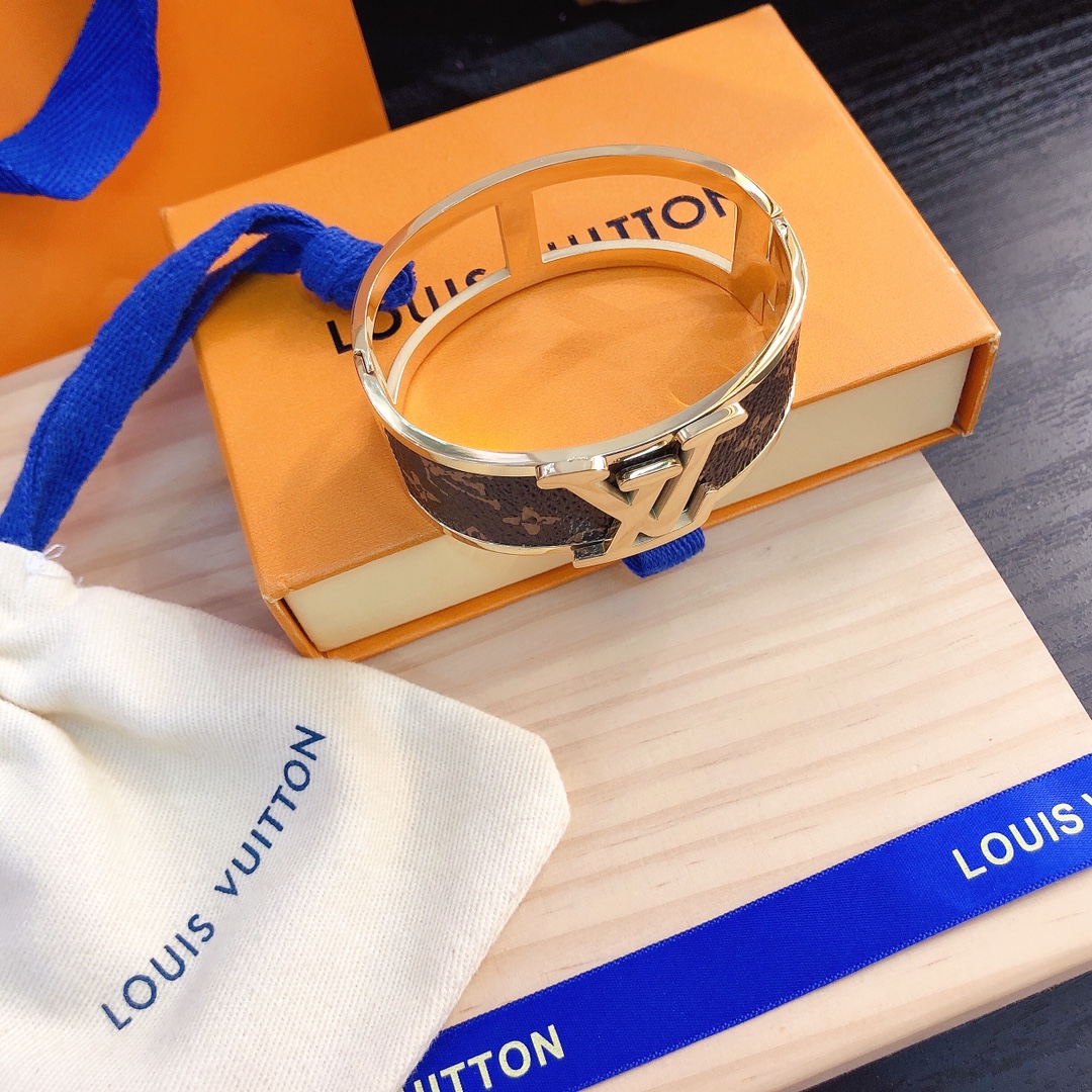 S147    LV Bracelet 106233
