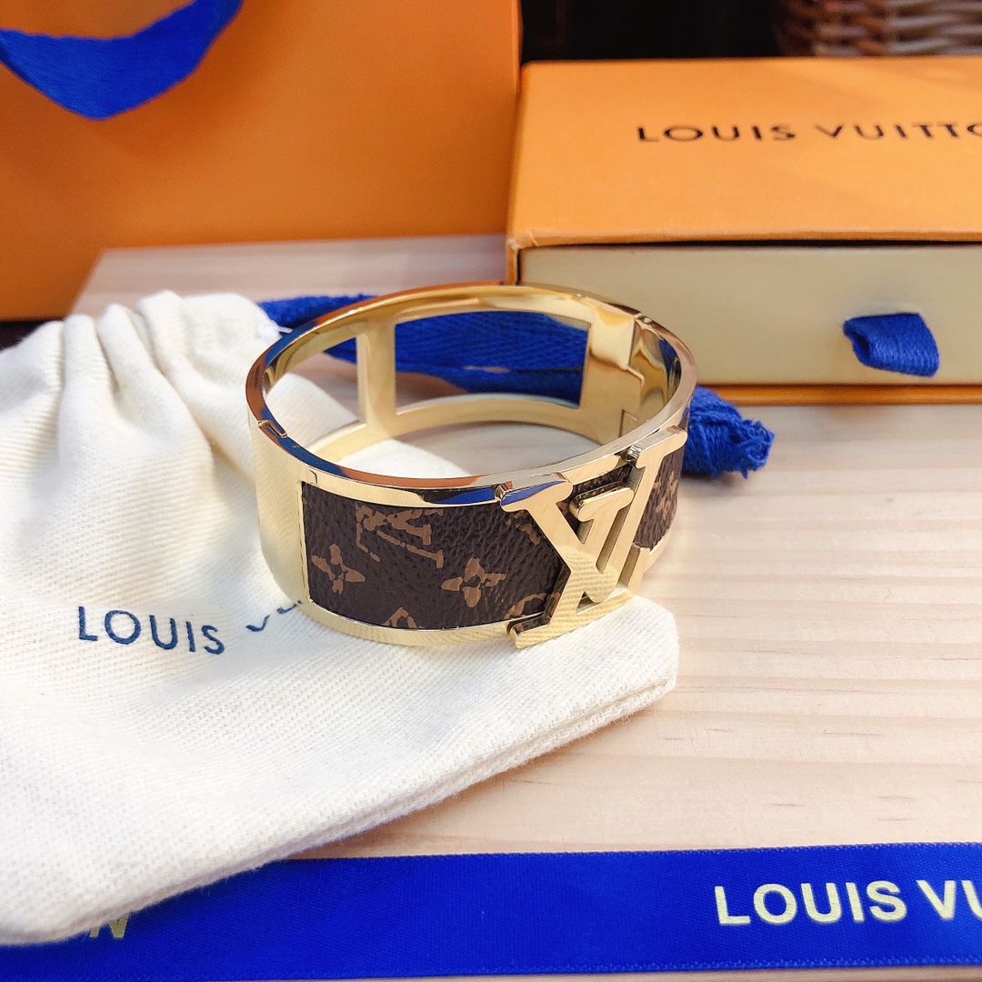 S147    LV Bracelet 106233