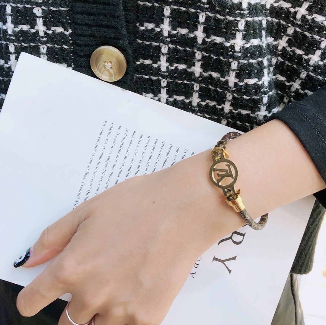 S146   LV bracelet 106234