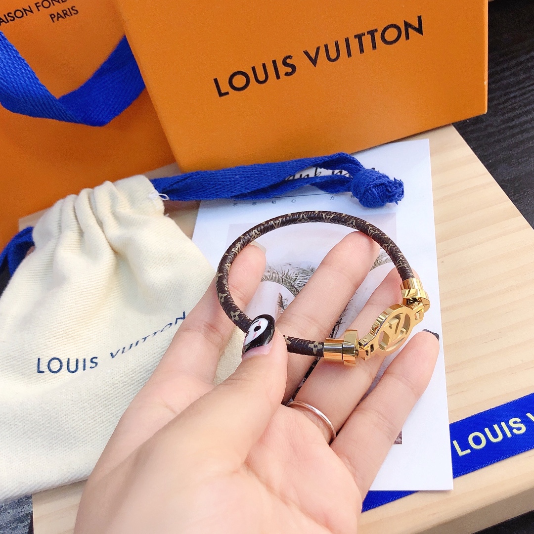 S146   LV bracelet 106234