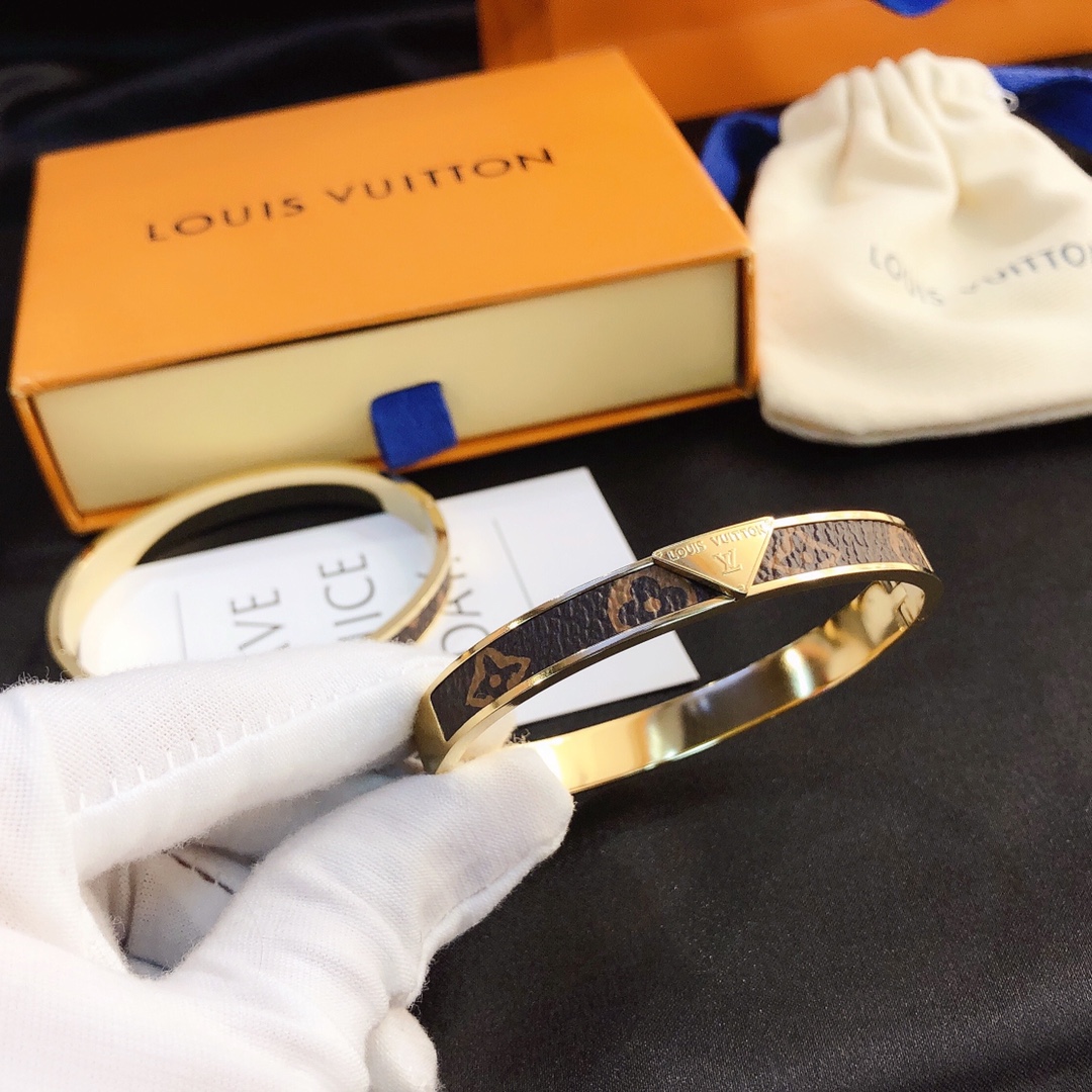 S144      LV bracelet 106235
