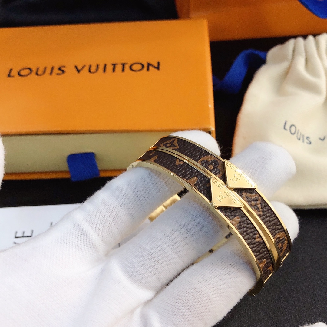 S144      LV bracelet 106235
