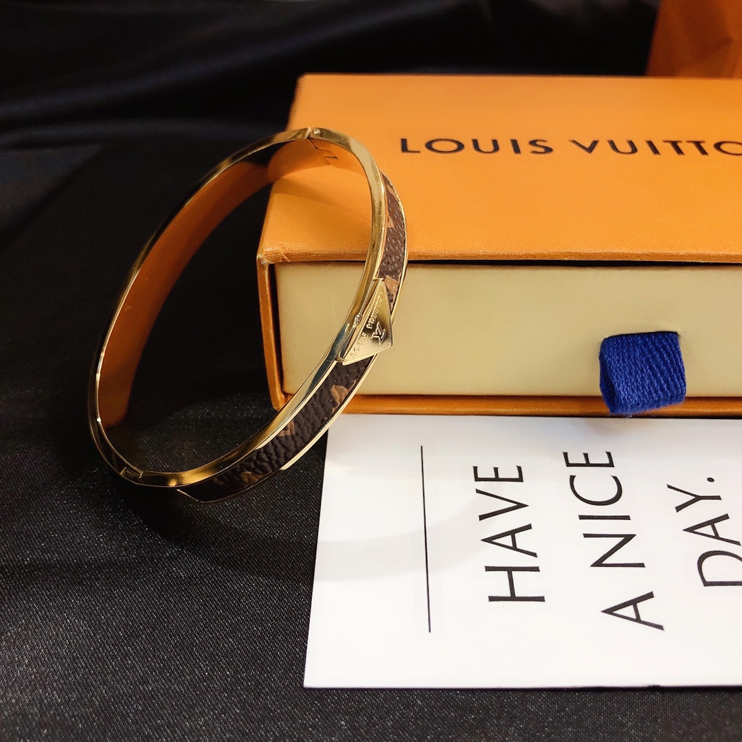 S144      LV bracelet 106235