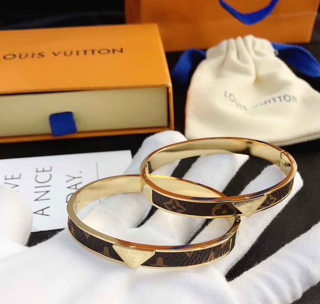 S144      LV bracelet 106235