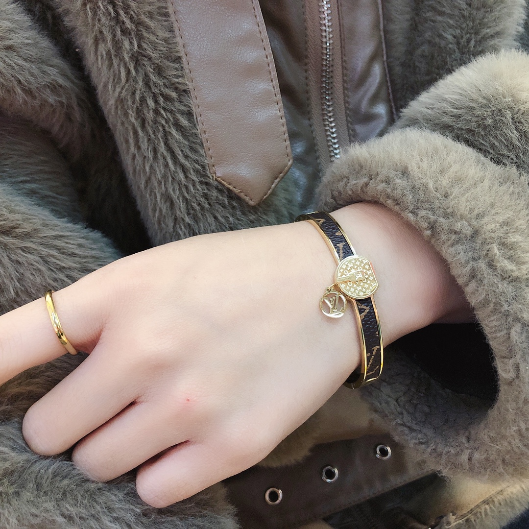 S138   LV Bracelet 106237