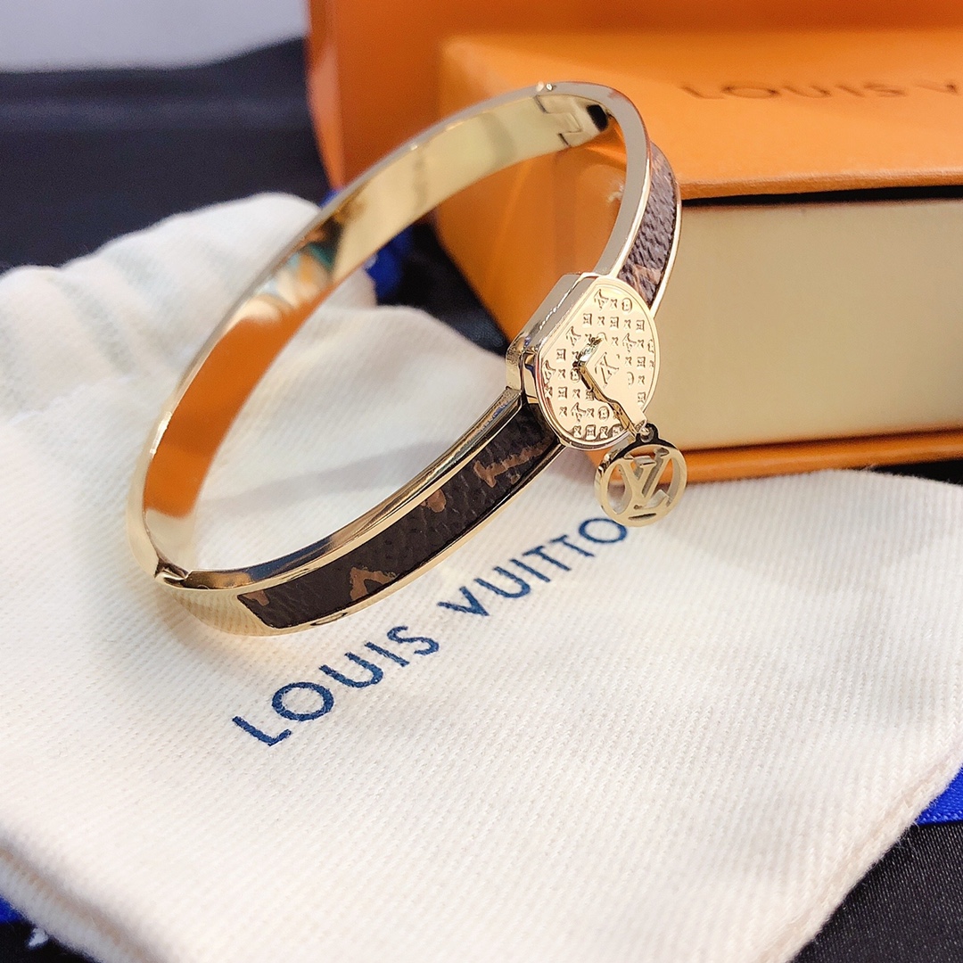 S138   LV Bracelet 106237